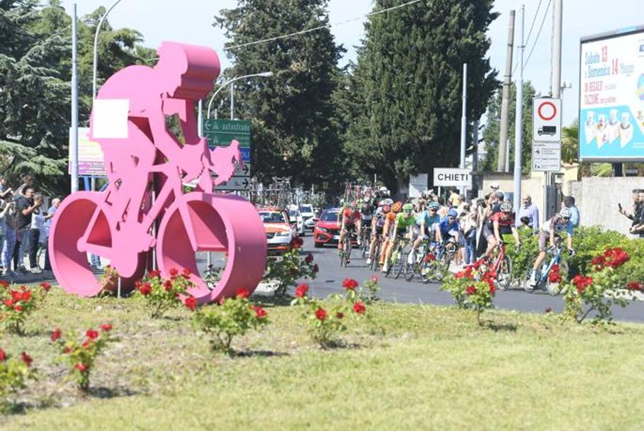 A Chieti, ecco l&#39;installazione rosa sulle strade del Giro mentre i corridori le sfilano a fianco a tutta velocit. Lapresse